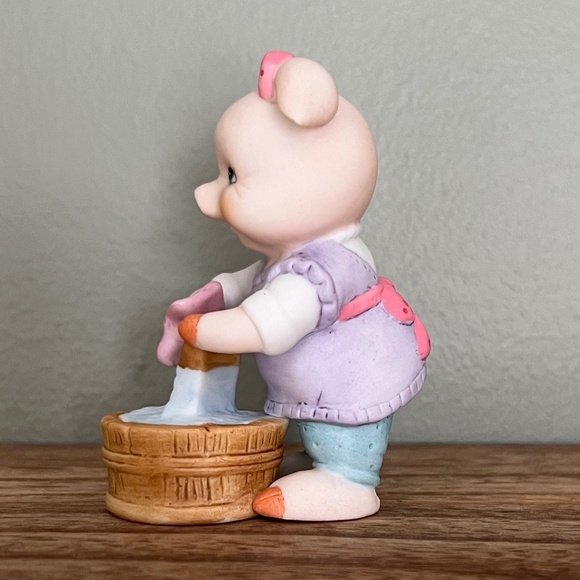 EUC - Bronson Collection Vintage 1995 BC Pig Figurine - "Doing Laundry" - Picture 2 of 6